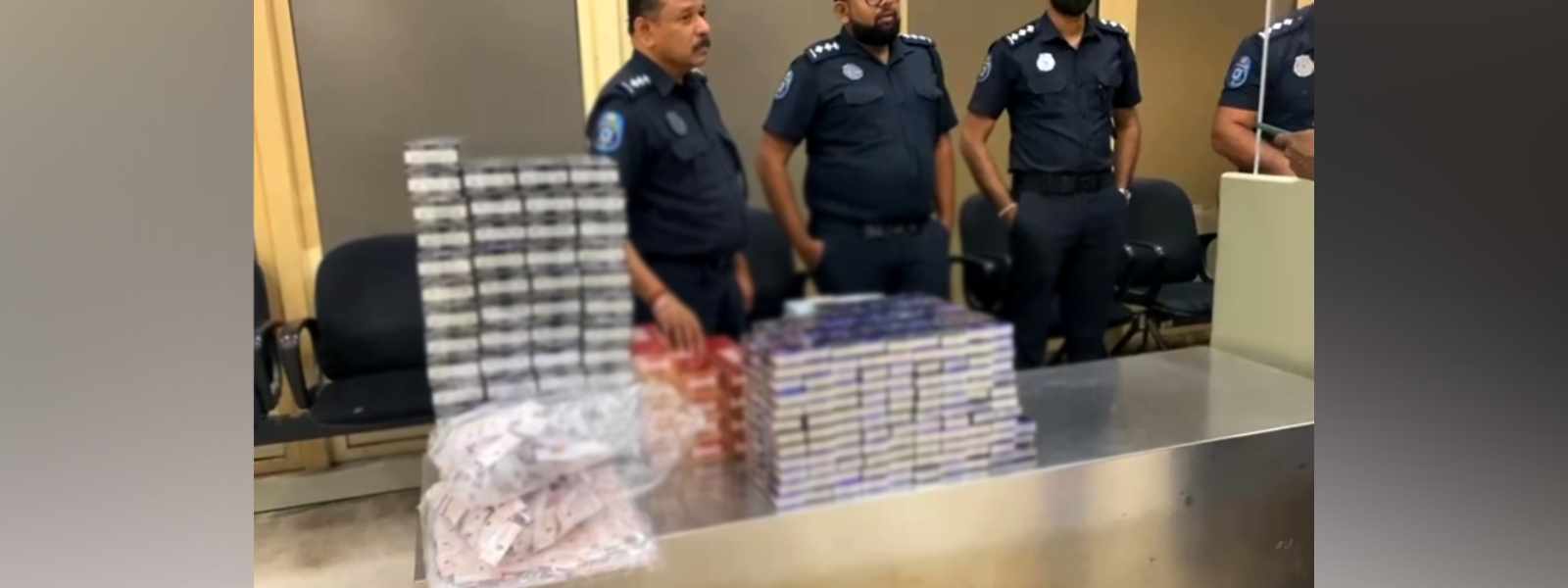 විදෙස් දුම්වැටි සමග පුද්ගලයෙක් අත්අඩංගුවට..